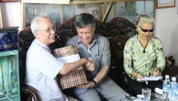 Phó Chủ tịch Thường trực UBND thành phố Nguyễn Xuân Bình thăm hỏi, tặng quà cho người cao tuổi trên địa bàn huyện Thủy Nguyên.