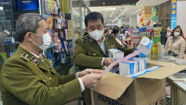 Lực lượng chức năng kiểm tra tại một cửa hàng thuốc.