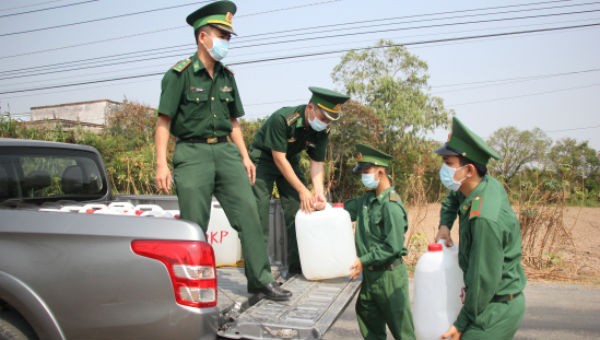 Cán bộ Đồn Biên phòng Tân Thành, BĐBP Tiền Giang chở nước đến cấp trực tiếp cho người già không nơi nương tựa. Ảnh: Hồ Phúc.