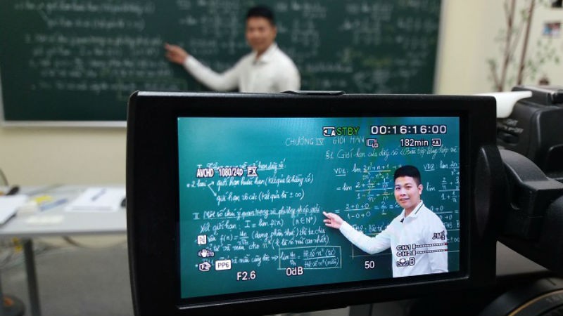Thầy Nguyễn Văn Đức trong một buổi dạy trực tuyến.