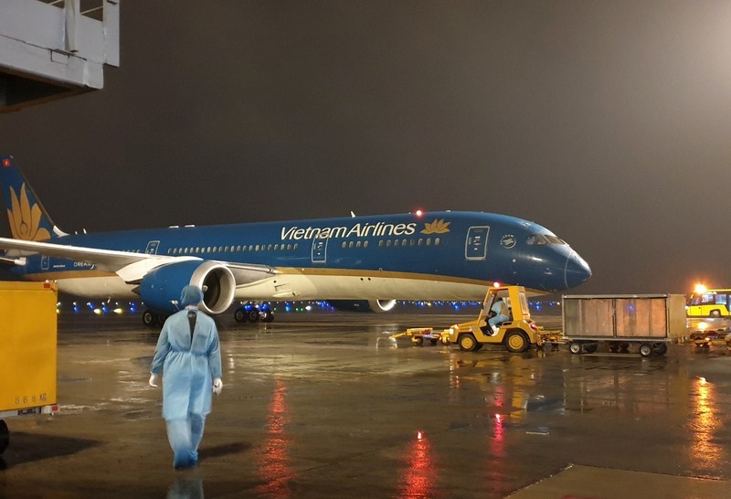 Máy bay chở công dân Việt Nam và khách nước ngoài hạ cánh tại sân bay Vân Đồn.