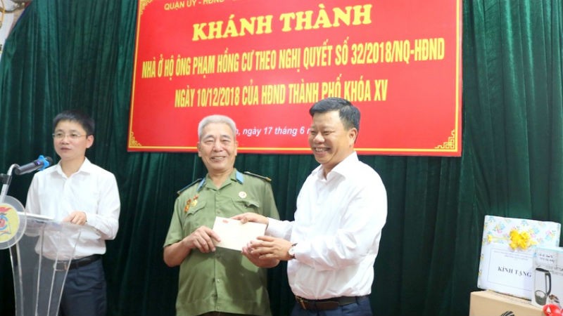 Bí thư Quận ủy Lê Chân Lê Trung Kiên tặng quà hộ gia đình chính sách nhân dịp khánh thành nhà mới.