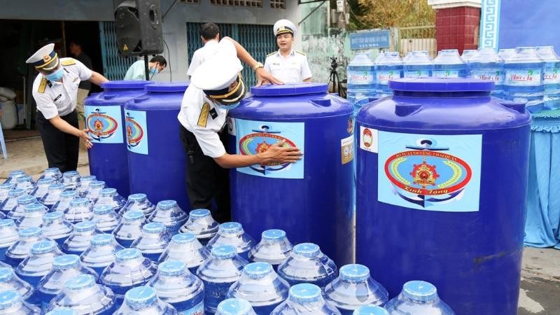 Những bình nước ngọt, phuy đựng nước ngọt của Vùng 2 Hải quân tặng bà con vùng hạn mặn tỉnh Bến Tre. Ảnh Minh Thắng.