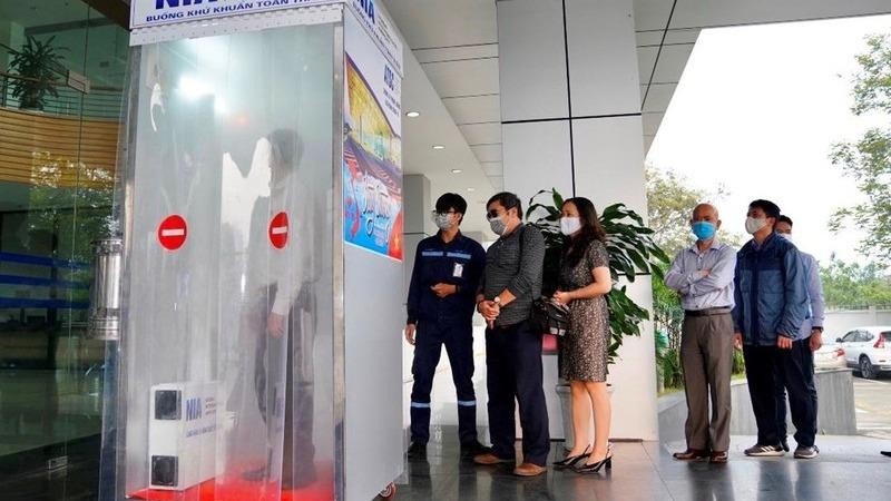 Sân bay Nội Bài đưa vào sử dụng buồng khử khuẩn toàn thân.