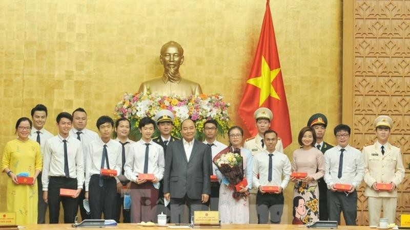 Thủ tướng Nguyễn Xuân Phúc tặng hoa chúc mừng và chụp ảnh kỷ niệm cùng các cá nhân được tuyên dương.