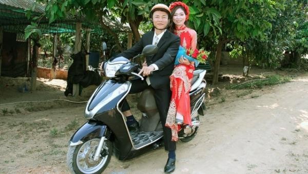 Nhiều chú rể đón cô dâu bằng xe máy giản dị nhưng đầy yêu thương.