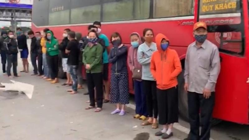 Hàng chục hành khách chờ kiểm tra y tế tại chốt kiểm soát trên cao tốc Pháp Vân. Ảnh Tiền Phong.
