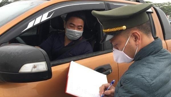 Kiểm tra y tế tài xế trên cao tốc Hà Nội- Hải Phòng.