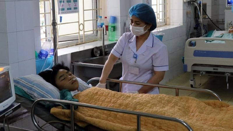 Bệnh nhân Lý A Bia đang được chăm sóc tại Khoa Hồi sức tích cực chống độc, Bệnh viện Đa khoa tỉnh Điện Biên. Ảnh Báo Điện Biên.