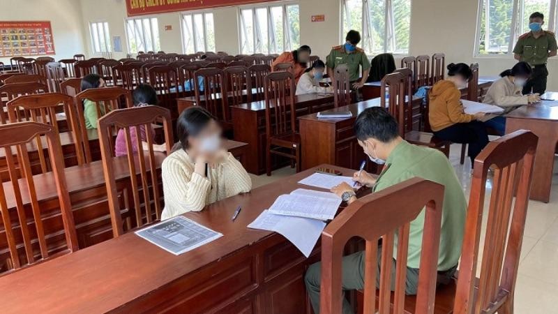 11 học sinh đã được triệu tập để làm rõ về hành vi chỉnh sửa và đưa thông tin sai sự thật. Ảnh Dân Việt.
