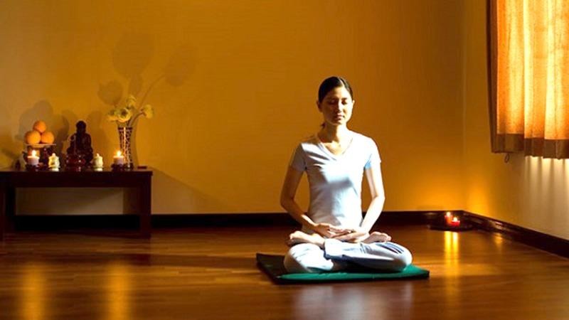 Nhiều phụ nữ có thời gian tập yoga vào mùa dịch để rèn luyện sức khỏe.
