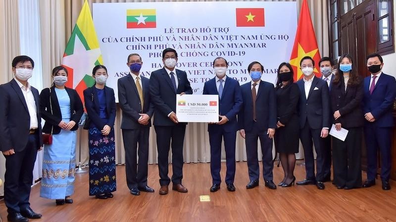 Thừa ủy quyền của Thủ tướng Chính phủ, Thứ trưởng Ngoại giao Nguyễn Quốc Dũng trao tượng trưng quà tặng 50.000 USD của Việt Nam cho Chính phủ và nhân dân Myanmar để phòng, chống Covid-19.