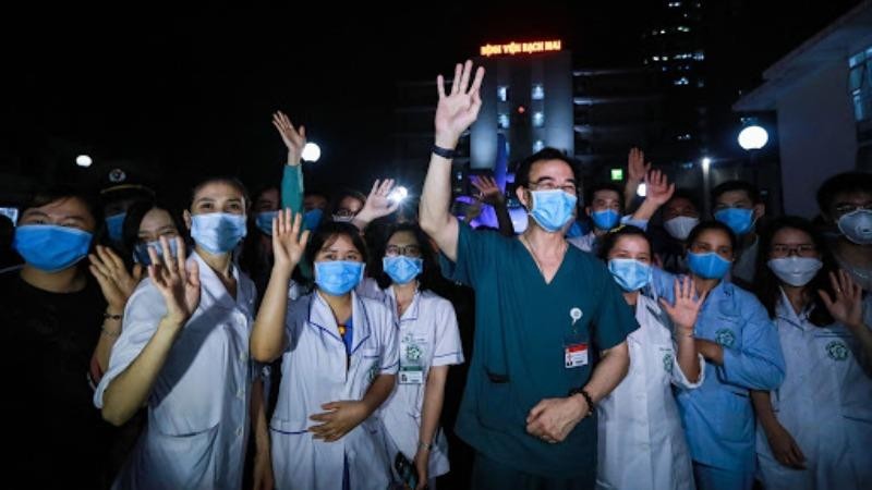 Niềm vui của những y, bác sĩ khi hàng rào cách ly được gỡ bỏ tại bệnh viện Bạch Mai