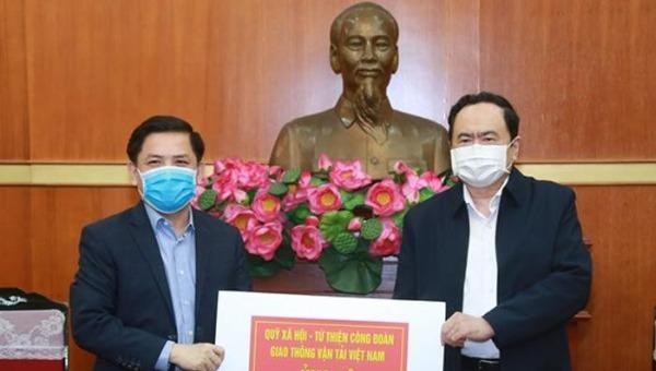 Chủ tịch UBTƯ MTTQ Việt Nam Trần Thanh Mẫn tiếp nhận ủng hộ từ Bộ trưởng Bộ GTVT Nguyễn Văn Thể.