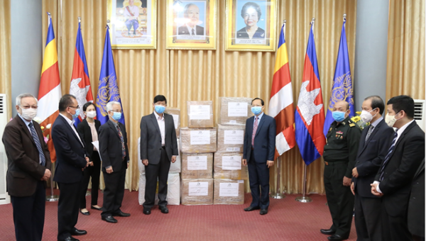 Trao tặng vật tư y tế hỗ trợ nhân dân Campuchia chống dịch Covid-19