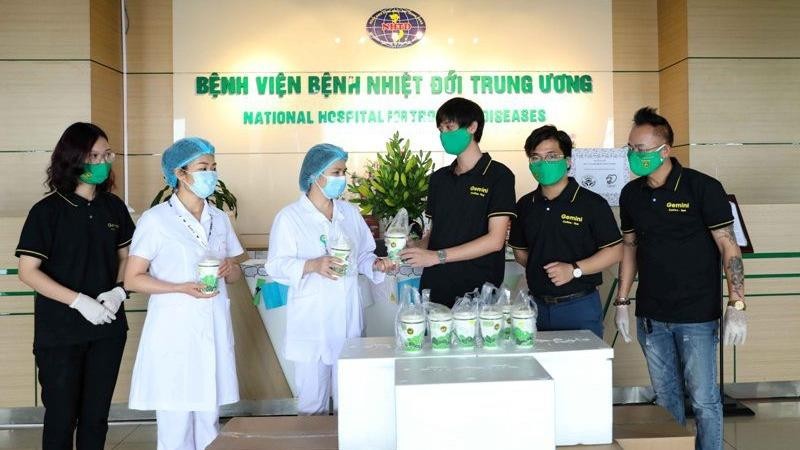 Đại diện Công ty Gemini Coffee trao tặng đồ uống cho Bệnh viện Bệnh Nhiệt đới Trung ương cơ sở 2 (Đông Anh, Hà Nội)