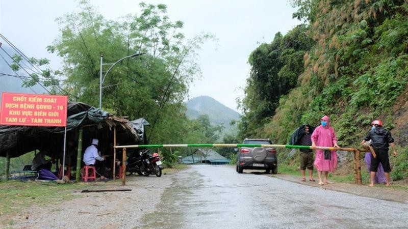Một chốt kiểm soát người ra vào địa bàn tại xã biên giới Tam Lư (Quan Sơn - Thanh Hóa).
