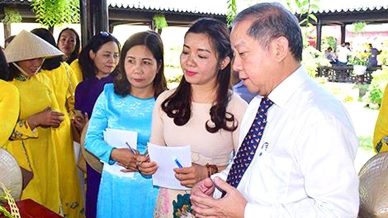 Chủ tịch UBND tỉnh Phan Ngọc Thọ tham dự chương trình “Hoàng cung Huế, Áo dài và Hoa” hồi tháng 10/2019. 