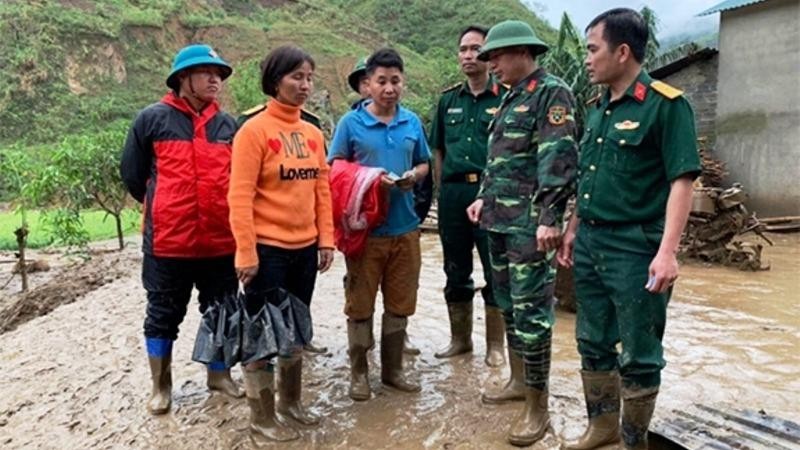 Cán bộ Đoàn Kinh tế - Quốc phòng 356 động viên gia đình có người thiệt mạng ở bản Lùng Than, xã Mù San, huyện Phong Thổ (Lai Châu).