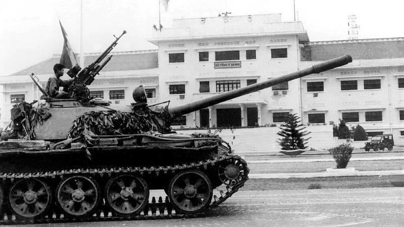 Xe tăng Quân Giải phóng tiến vào Bộ tổng Tham mưu quân đội Sài Gòn.