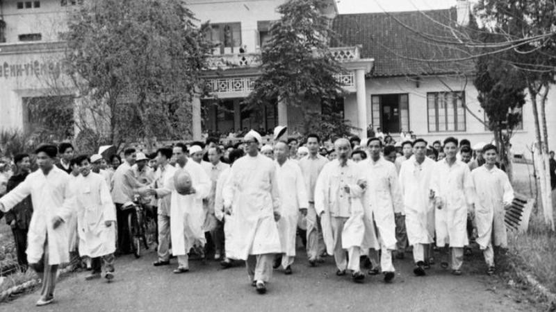 Chủ tịch Hồ Chí Minh thăm Bệnh viện Bạch Mai - Ảnh tư liệu TTXVN