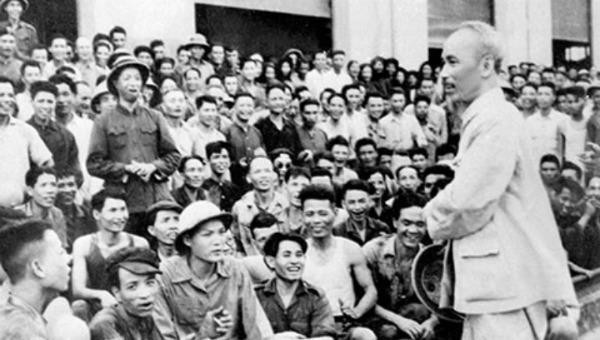 Chủ tịch Hồ Chí Minh thăm và nói chuyện với công nhân Nhà máy Xe lửa Gia Lâm, Hà Nội ngày  19/5/1955.