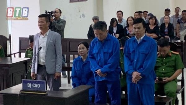 Các bị cáo tại phiên toà sơ thẩm (Nguồn: Đài truyền hình tỉnh Thái Bình).