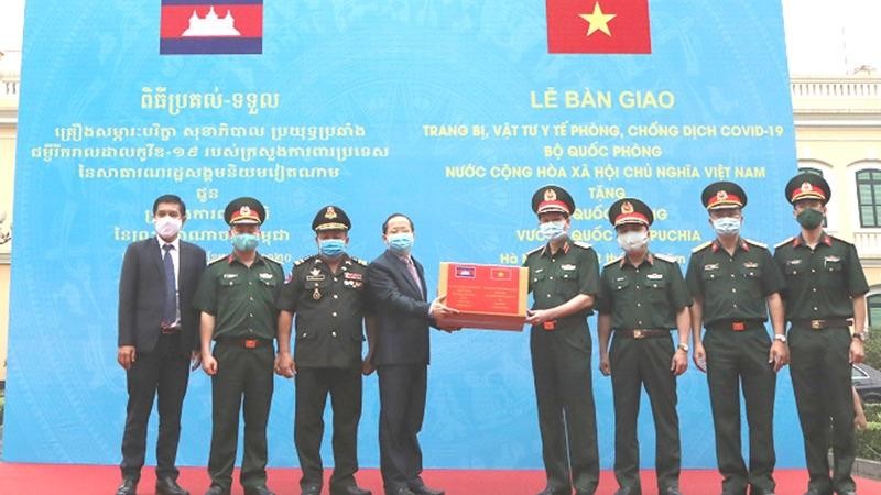 Đại diện Bộ Quốc phòng Việt Nam trao trang bị, vật tư y tế phòng, chống Covid-19 tặng Bộ Quốc phòng Campuchia.