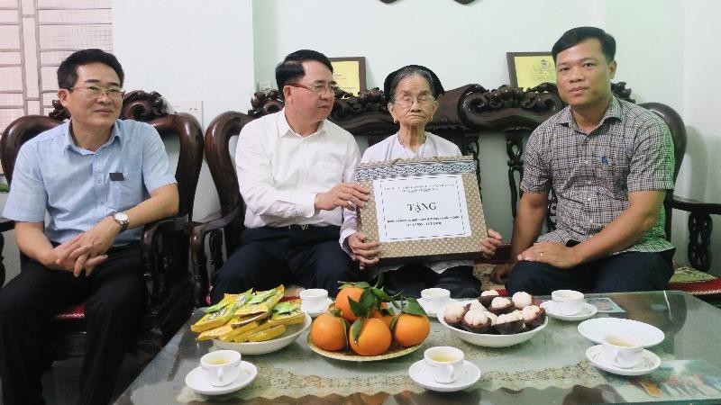 Phó Chủ tịch UBND TP Lê Khắc Nam thăm, tặng quà gia đình Mẹ Việt Nam Anh hùng tại huyện Tiên Lãng. 