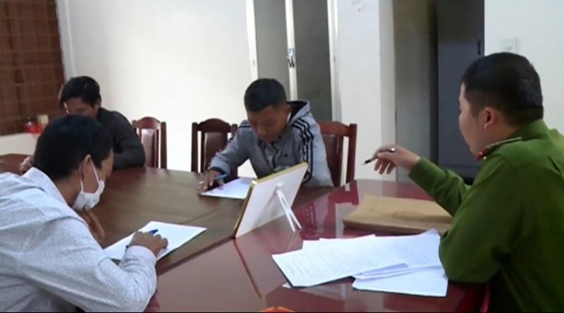 Ba đối tượng bị Công an huyện Di Linh triệu tập lấy lời khai.