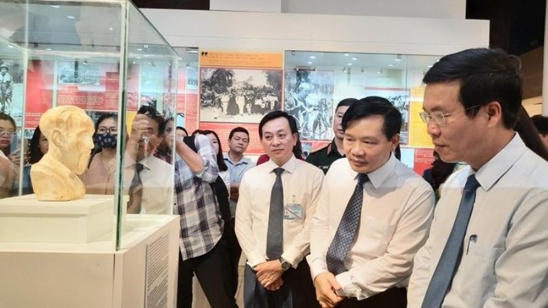 Trưởng Ban Tuyên giáo Võ Văn Thưởng nghe thuyết minh về bức tượng tại lễ khai mạc trưng bày chuyên đề “Hồ Chí Minh - Những nét phác họa chân dung” ngày 7/5/2020.