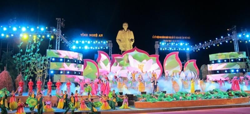 Tượng đài Bác Hồ lung linh trong những đêm tổ chức sự kiện lớn của tỉnh Nghệ An
