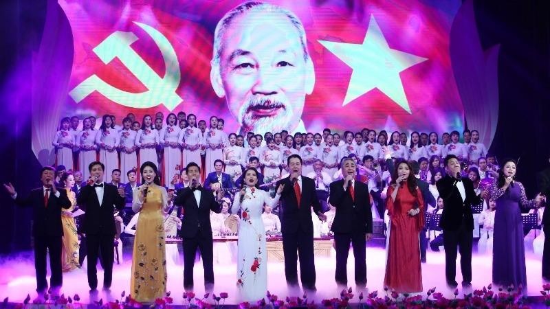 Những bài hát về Hồ Chủ tịch, mỗi khi được ngân vang lại thổn thức triệu triệu trái tim của những người con đất Việt.