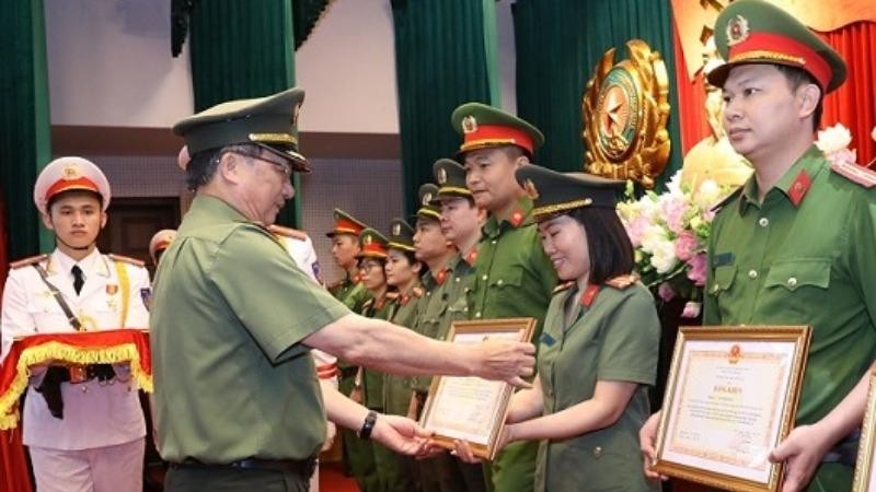 Thứ trưởng Nguyễn Văn Thành trao Bằng khen của Bộ Công an tặng các tập thể, cá nhân tiêu biểu