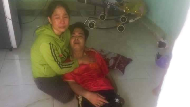 Công an tỉnh Quảng Nam đang tạm giữ Phạm Văn Tới (áo đỏ) vì nghi vấn giết vợ. Ảnh Zing.