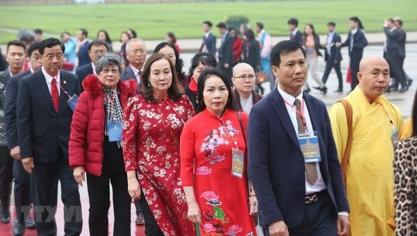Đoàn Kiều bào tiêu biểu dự Xuân quê hương 2020 đặt vòng hoa và vào Lăng viếng Chủ tịch Hồ Chí Minh.