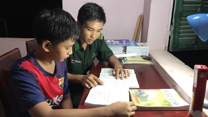Em Nguyễn Hữu Duy được cán bộ Đồn Biên phòng cửa khẩu Long Bình kèm cặp học tập.