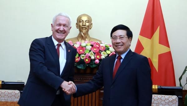 Bộ trưởng Ngoại giao Phạm Bình Minh tiếp Đại sứ Thụy Sĩ Ivo Sieber.