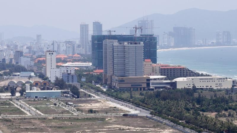 Khu đất 20 ha của Công ty Silver Shoes Hoàng Đạt đã xây dựng casino và hai toà nhà cao tầng đối diện với Sân bay quân sự Nước Mặn. Ảnh: Nguyễn Đông/VnExpress