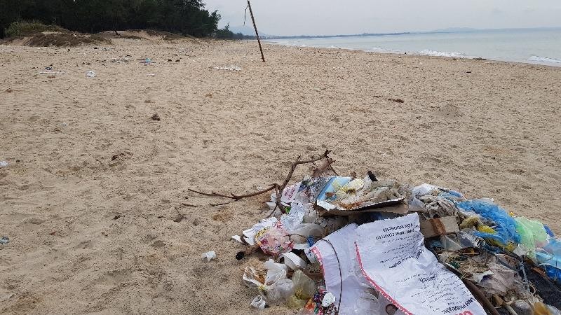 Một bãi biển du lịch nhưng ngập rác thải.