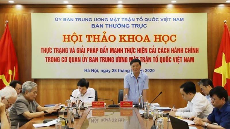 Phó Chủ tịch - Tổng Thư ký UBTƯ MTTQ Việt Nam Hầu A Lềnh phát biểu tại Hội thảo.