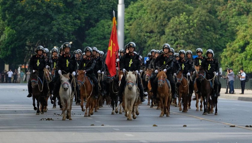 Hình ảnh Đoàn cảnh sát cơ động kỵ binh ra mắt sáng 8/6. Ảnh Tuổi trẻ.