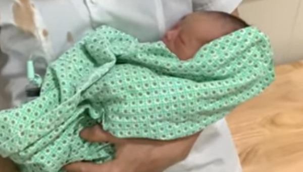 Bé trai sơ sinh bị bỏ rơi đang được chăm sóc tại bệnh viện.