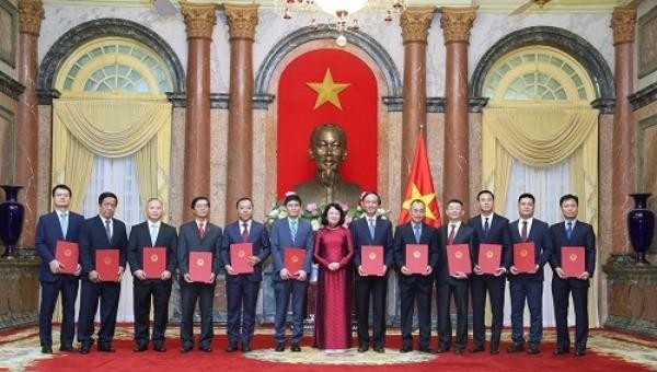 Phó Chủ tịch nước Đặng Thị Ngọc Thịnh chúc mừng 12 vị tân đại sứ.