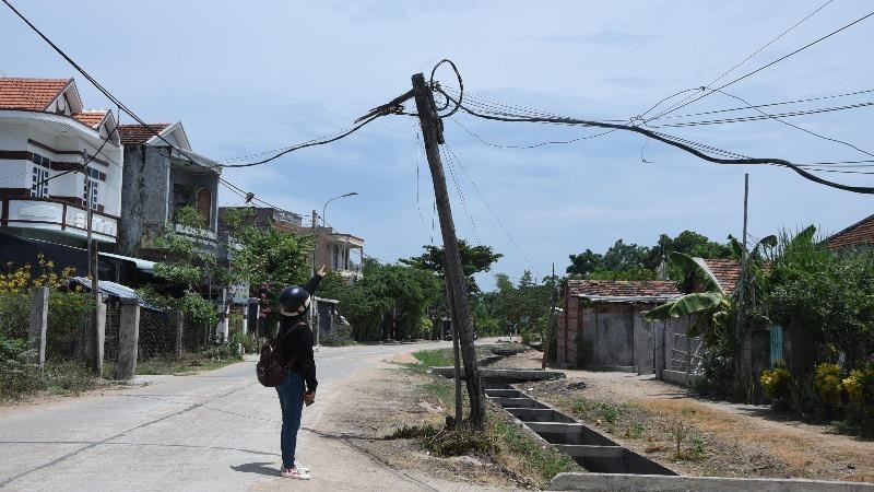 Nhiều trụ điện tự phát sắp ngã ven đường tại huyện Phú Hòa rất nguy hiểm cho người đi đường.