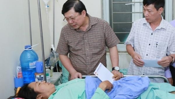 Phó chủ tịch UBTƯ MTTQ Việt Nam Nguyễn Hữu Dũng thăm hỏi động viên nạn nhân tại Bệnh viện Đa khoa thành phố Vĩnh Yên, tỉnh Vĩnh Phúc
