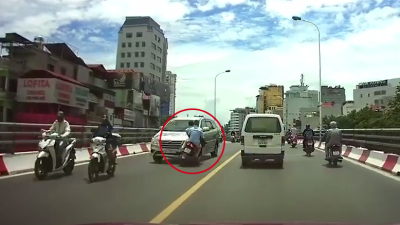 Trước khi va chạm xảy ra, chiếc xe máy lấn làn lao thẳng vào ô tô.