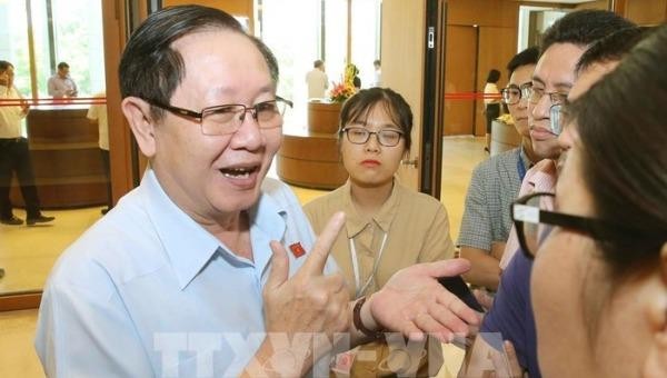Bộ trưởng Bộ Nội vụ Lê Vĩnh Tân trả lời phỏng vấn bên lề kỳ họp Quốc hội.
