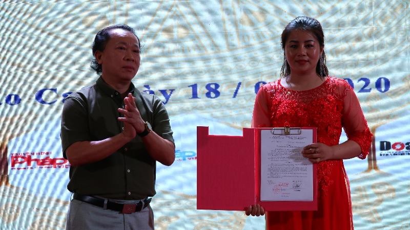 TS Đào Văn Hội, Tổng Biên tập Báo PLVN, trao Quyết định giao bà Lê Ngọc Dung làm Trưởng Văn phòng đại diện Báo PLVN tại Lào Cai.