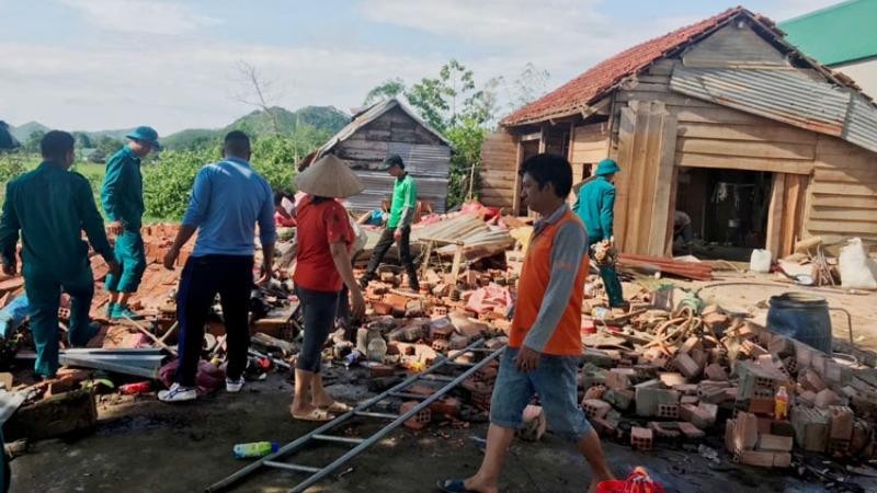 Lực lượng chức năng hỗ trợ người dân có nhà bị giông lốc làm đổ sập.